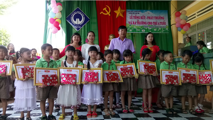 Trường Mẫu giáo Vàng Anh xã Ea Puk tổ chức Lễ tổng kết và lễ ra trường cho học sinh 5 tuổi.